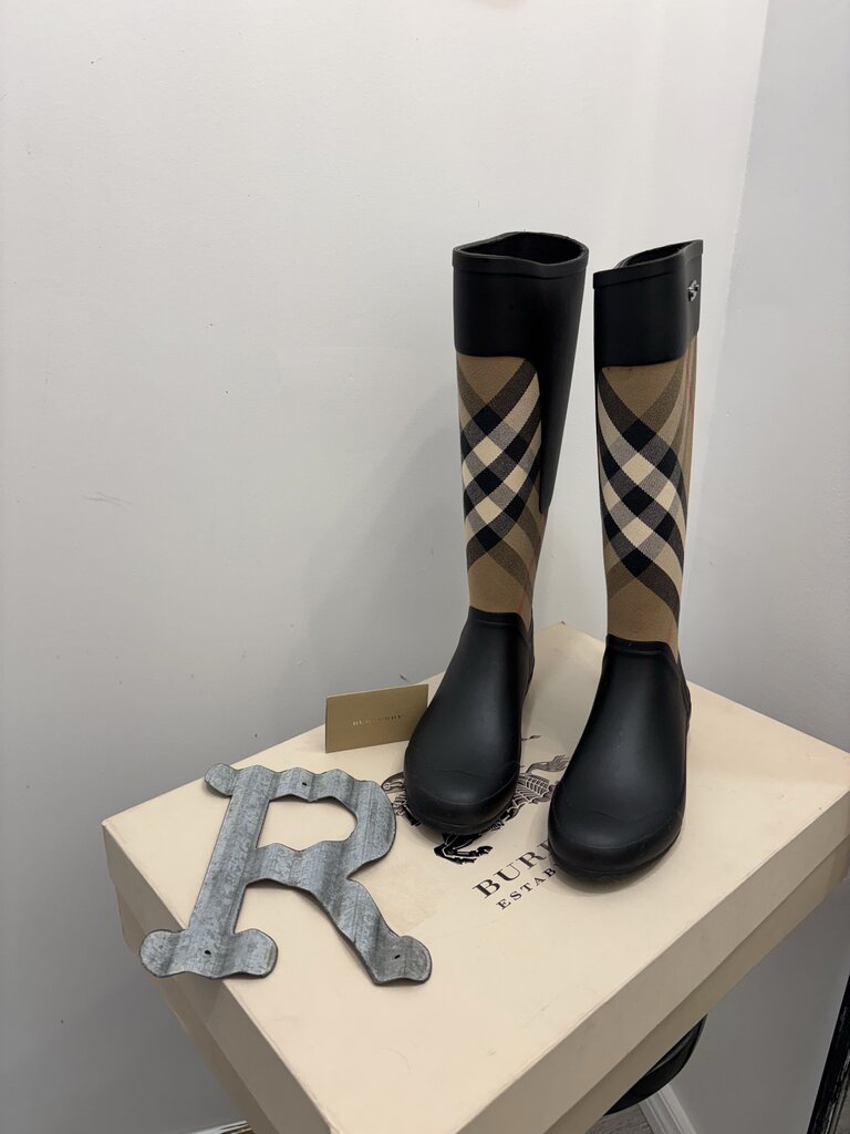 Burberry New Rain Boots Size: 6; Certificate of Authentication