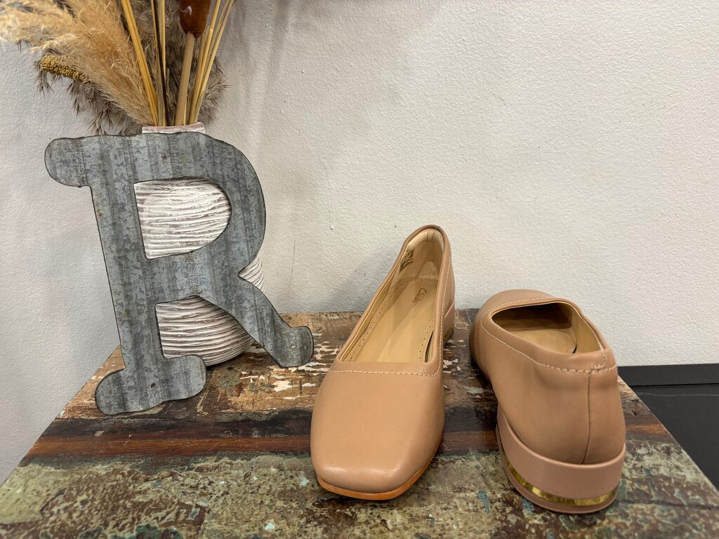 Clarks New Seren 30 Slip On Tan Shoes Size: 10