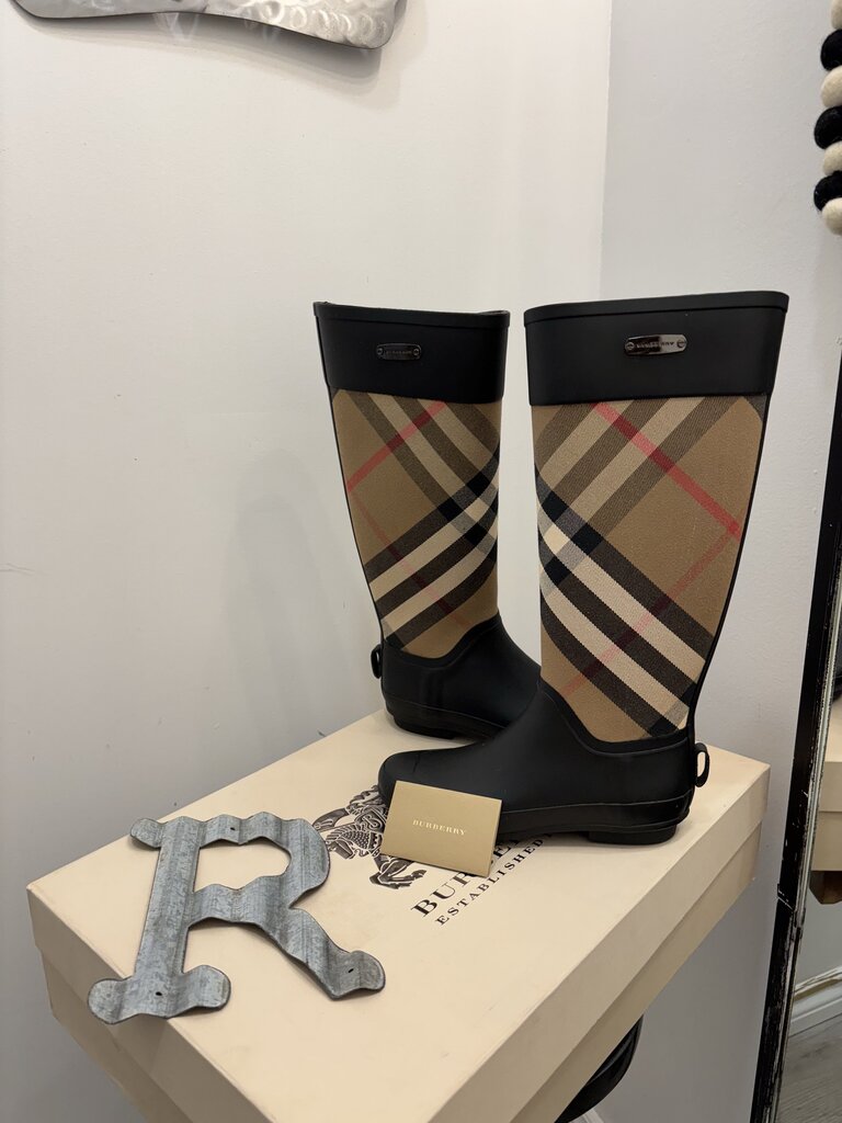 Burberry New Rain Boots Size: 6; Certificate of Authentication
