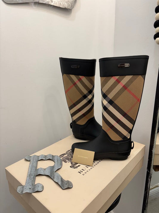 Burberry New Rain Boots Size: 6; Certificate of Authentication