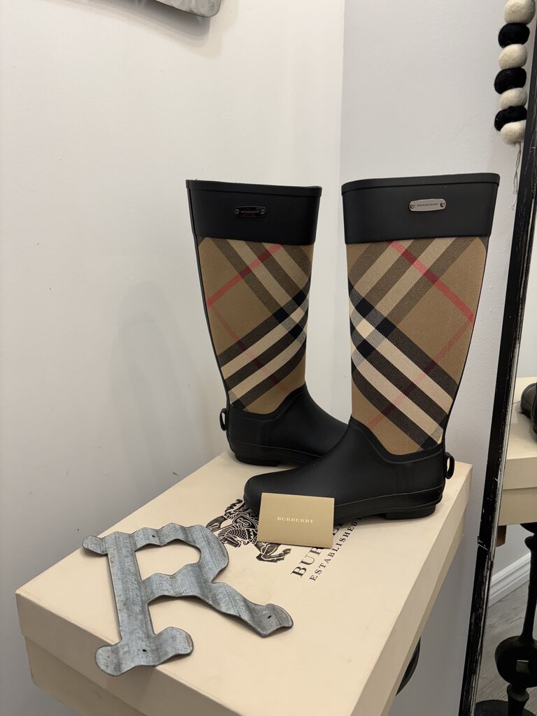 Burberry New Rain Boots Size: 6; Certificate of Authentication