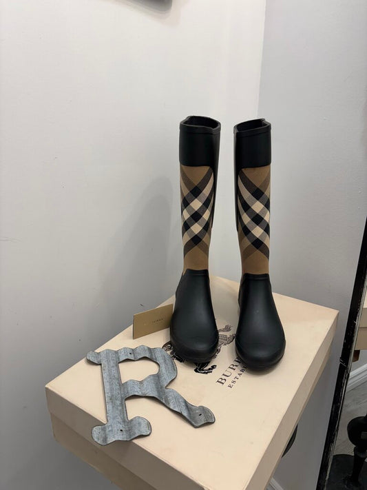 Burberry New Rain Boots Size: 6; Certificate of Authentication