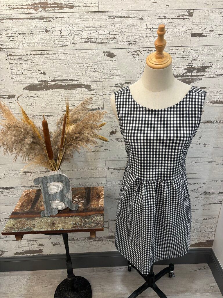 ISLE Black + White Dress Size: Small