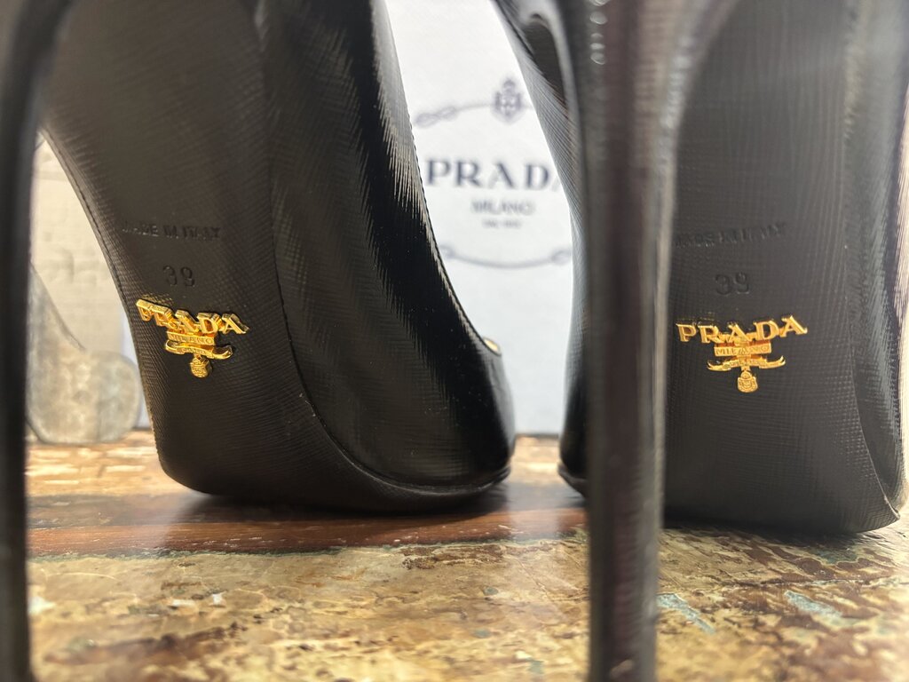 Prada Black Pointed Toe Heel Certificate of Authentication Size: 9 Box Included
