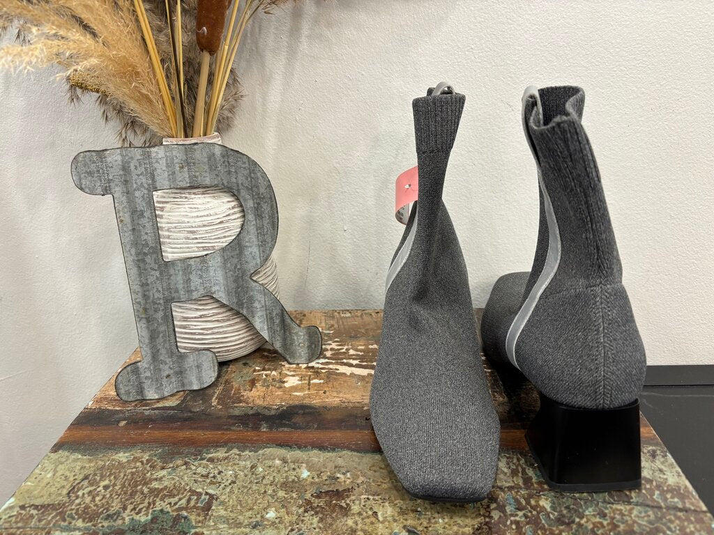 Vivaia Gray & Black Boots Size: 10.5