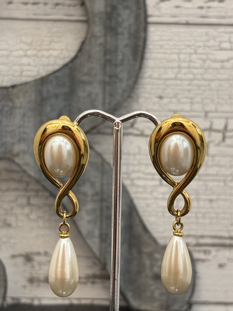 Vintage Faux Peal tear drop clip on earrings