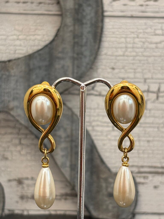 Vintage Faux Peal tear drop clip on earrings
